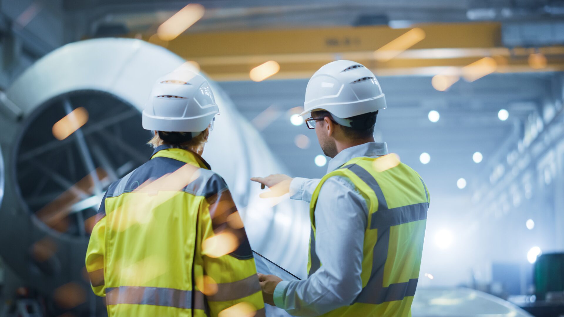 Industrie-Ingenieure in einer Pipeline-Fertigung mit Tablet