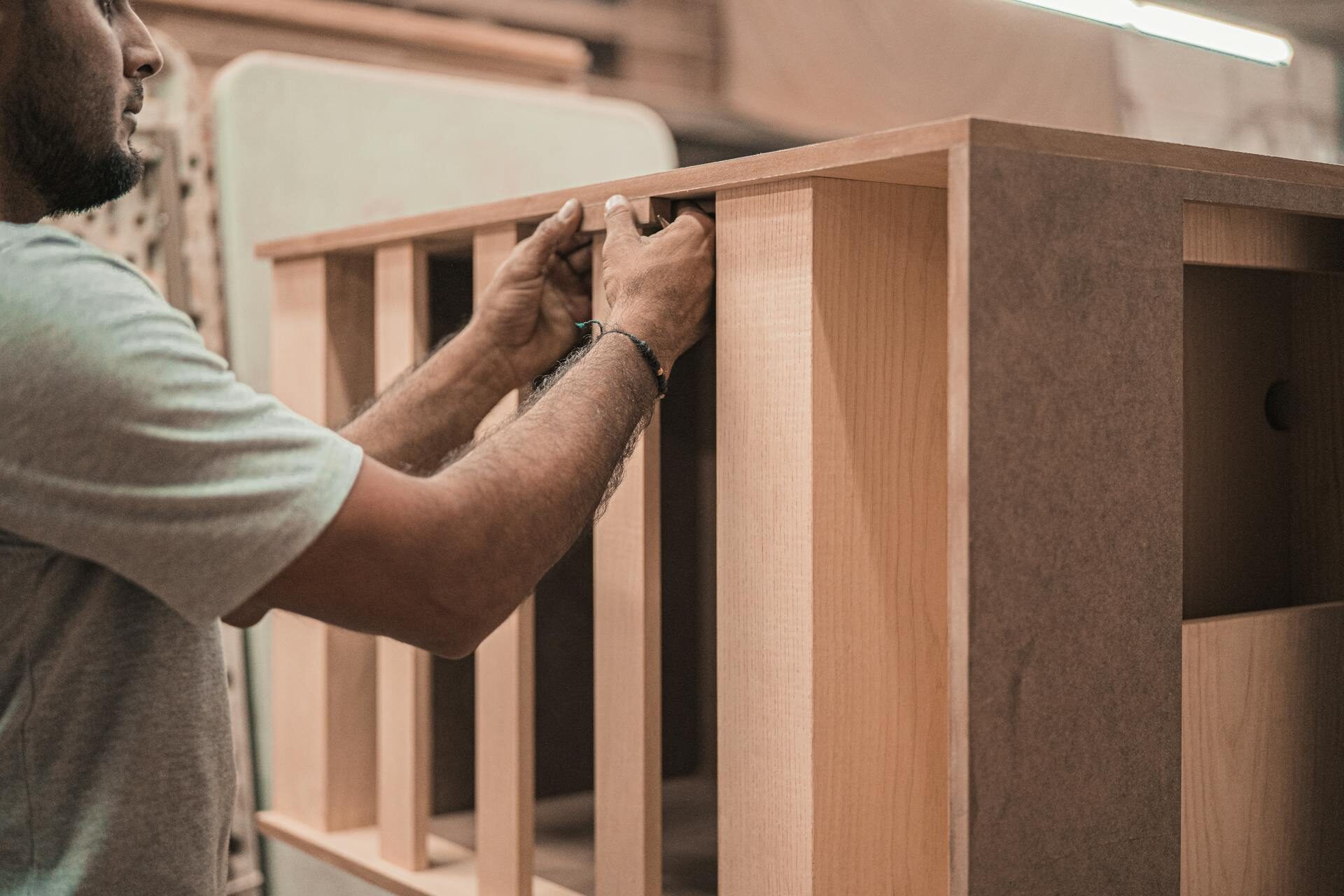 Handwerker bei der Arbeit in einer kleinen Schreinerei-Werkstatt